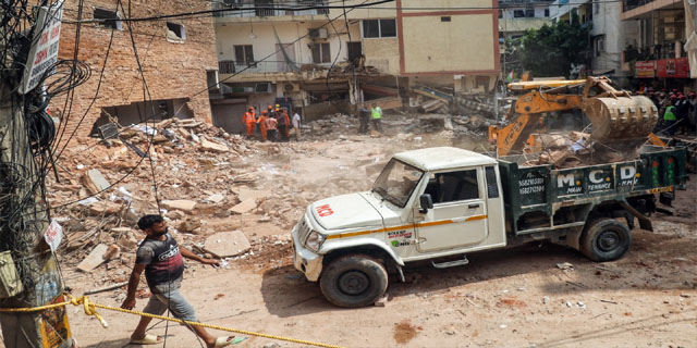 Satya Niketan Building Collapse: दिल्ली कोर्ट ने बिल्डिंग के मालिकों और कॉन्ट्रैक्टर की न्यायिक हिरासत 5 अक्टूबर तक बढ़ाई