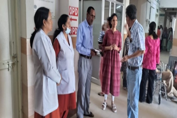 दूरदराज क्षेत्रों में स्वास्थ्य सुविधाओं की जमीनी हकीकत जानने पहुंचे सीएमओ डॉ. रंजीत ठाकुर