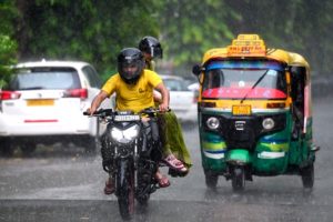 NCR में बदला मौसम का मिजाज, हल्की बारिश से लोगों को गर्मी से मिली राहत