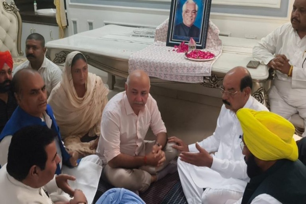 मोहिंदर भगत के पिता के निधन पर मनीष सिसोदिया ने जताया शोक, परिवार से की मुलाकात