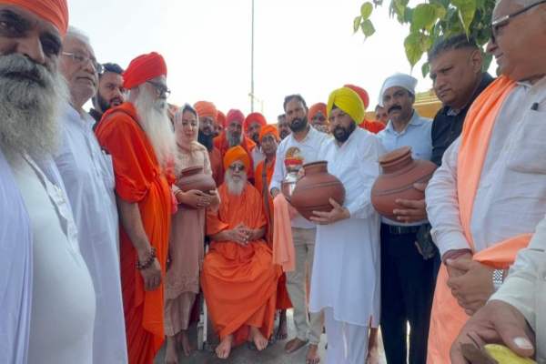 भगवान वाल्मीकि तीर्थ स्थल के पावन सरोवर की सफाई की सेवा संपन्न, संत-महापुरुषों की उपस्थिति में पवित्र जल भरने की प्रक्रिया शुरू