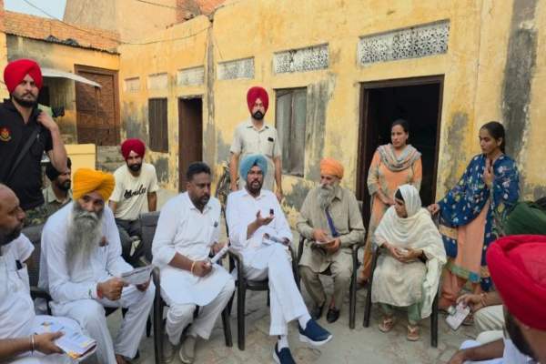 अजनाला में विधायक कुलदीप धालीवाल का घर-घर संपर्क, ‘मान के मुनाफे’ अभियान के तहत गिनाए सरकारी योजनाओं के लाभ