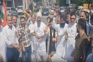 जालंधर:  UPI टैक्स के विरोध में कांग्रेस का प्रदर्शन, पुतला फूंकते समय जलाया पार्टी का झंडा