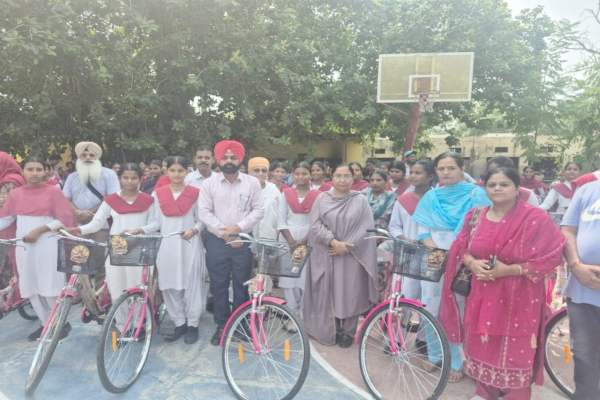 कैबिनेट मंत्री डॉ. बलजीत कौर ने 109 छात्राओं को मुफ्त साइकिलें बांटीं