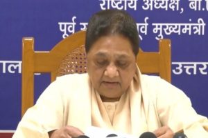 मायावती का आकाश पर हमला, बोलीं- अभी भी अशोक सिद्धार्थ के कहे पर चल रहे