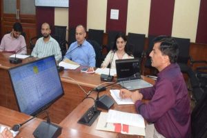 कुल्लूः अतिरिक्त उपायुक्त ने की राजस्व अधिकारियों की बैठक की अध्यक्षता, लंबित मामलों के समयबद्ध निपटारे के दिए निर्देश