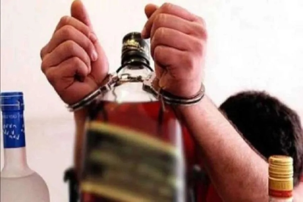 Moga: गश्त के दौरान पुलिस के हत्थे चढ़ा युवक, 132 बोतल शराब बरामद