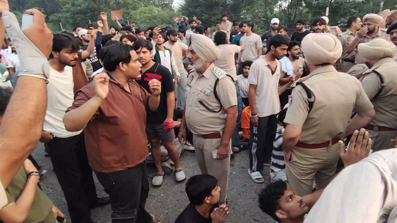 LPU में छात्रा से रेप की खबर के बाद बवाल, छात्रों ने किया जोरदार प्रदर्शन, लगा लंबा जाम