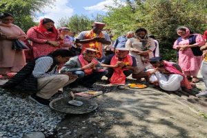 विकास की ओर बढ़ते कदम: ओल्ड मनाली में पेवर सड़क कार्य का शुभारंभ, विधायक ने ओल्ड मनाली में कार्य का किया भूमि पूजन