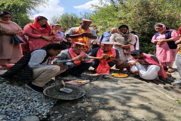 विकास की ओर बढ़ते कदम: ओल्ड मनाली में पेवर सड़क कार्य का शुभारंभ, विधायक ने ओल्ड मनाली में कार्य का किया भूमि पूजन