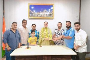 मोगा: MLA डॉ. अमनदीप कौर अरोड़ा को अर्जी हमारी मर्जी तुम्हारी तृतीय भजन संध्या का निमंत्रण कार्ड किया भेंट