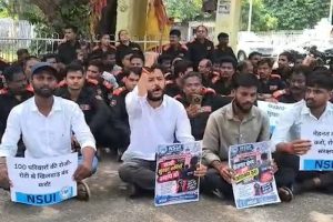 लखनऊ विश्वविद्यालय में करीब 100 सुरक्षाकर्मियों को नौकरी से निकाला, NSUI के साथ धरने पर बैठे गार्ड