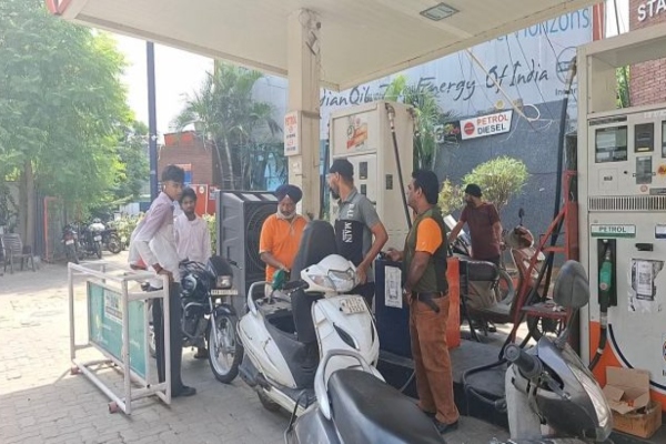 ऑनलाइन पेमेंट पर लगने वाले चार्ज से पेट्रोल पंप मालिक परेशान, कहा- तुरंत फैसला वापस ले सरकार