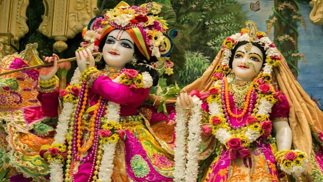 मथुरा: बरसाना में राधा अष्टमी पर उमड़ा आस्था का सैलाब, ब्रह्म मुहूर्त में हुआ राधा रानी का महा अभिषेक