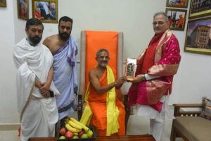 श्री पेजावर मठ भारत की आध्यात्मिक विरासत और पारंपरिक ज्ञान के संरक्षण में निभा रहा महत्वपूर्ण भूमिका: राज्यपाल