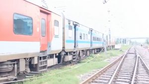 बिहार में महानंदा एक्सप्रेस की दो जनरल बोगियां पटरी से उतरीं, यात्रियों में मची अफरी-तफरी