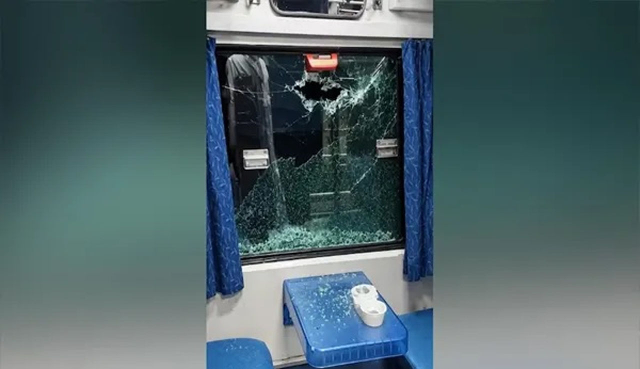 महाराष्ट्र में Duronto Express की खिड़की पर पत्थर से हमला, यात्रियों में मची अफरा-तफरी