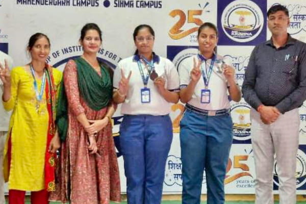 राज्य स्तरीय बॉक्सिंग-कराटे पदक विजेता छात्राओं का सम्मान