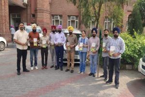 अमृतसरः डिप्टी कमिश्नर ने पराली न जलाने संबंधी प्रचार वैनों को हरी झंडी दिखाकर किया रवाना