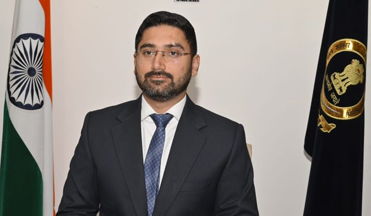 पराली जलाने के खिलाफ जागरूकता अभियान तेज़, DC वरजीत वालिया ने 3 वैन को दिखाई हरी झंडी