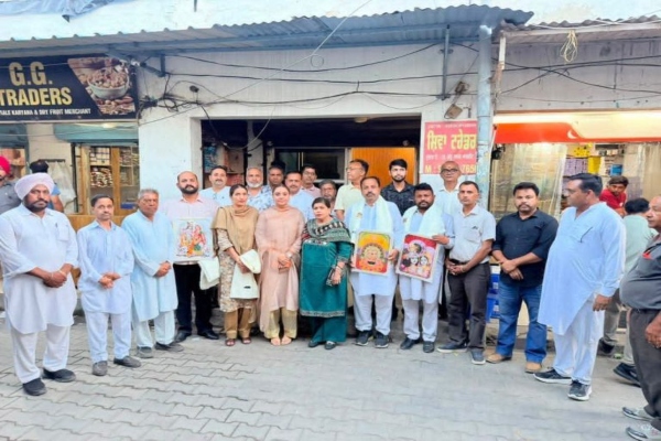 शहर में करवाए जा रहे विकास कार्यों के लिए व्यापारियों ने विधायक डॉ. अमनदीप कौर अरोड़ा को किया सम्मानित