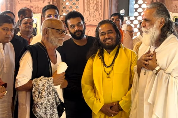 कुरुक्षेत्र पहुंचे मुरारी बापू, स्वामी ज्ञानानंद जी महाराज ने किया आत्मीय स्वागत