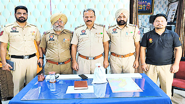 सीमावर्ती क्षेत्र में BSF व पुलिस ने 624 ग्राम हैरोइन और 124 ग्राम पैकिंग सामग्री की बरामद