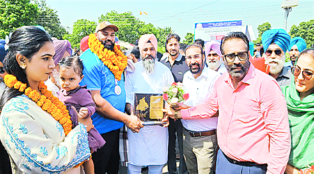 एशियन गेम्स में तीसरा पदक जीतकर लौटे ओलंपियन तेजिंदरपाल सिंह तूर का भव्य स्वागत