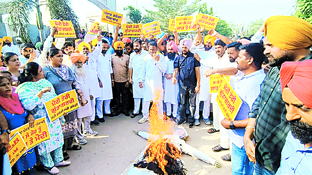 ईडी-सीबीआई की कार्रवाई के विरोध में ‘आप’ का उग्र प्रदर्शन