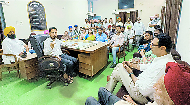 विधायक दिनेश चड्ढा ने धान की खरीद के संबंध में अधिकारियों, आढतियों और किसानों से की बैठक