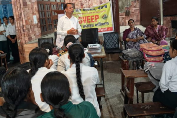 52 छात्रों ने प्रतियोगिताओं में लिया हिस्सा, वोटर जागरूकता का दिया संदेश
