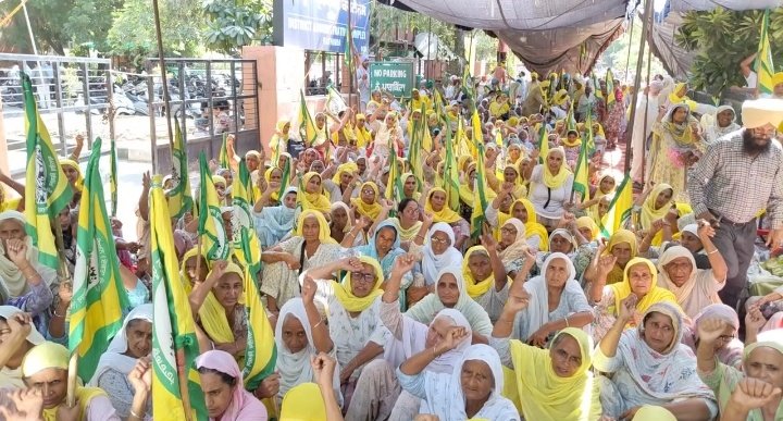 किसानों ने बठिंडा डीसी दफ्तर के चारों गेट घेरे, मांगें पूरी होने तक संघर्ष का ऐलान
