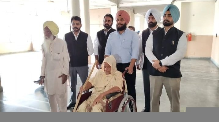 5 नवंबर को कंगना रनौत मानहानि केस की अगली सुनवाई, व्हीलचेयर पर कोर्ट पहुंचीं माता महिंदर कौर