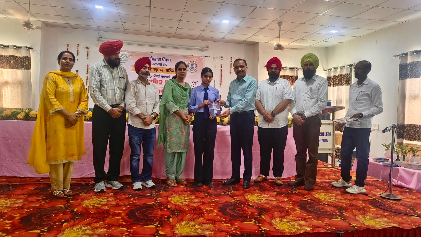 पंजाबी साहित्य रचना और कविता गायन प्रतियोगिताएं आयोजित, जीतने वाले छात्रों को पुरस्कार देकर किया सम्मानित