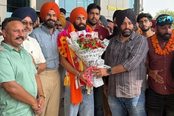 आदमपुर एयरपोर्ट पर गुरिंदर बीर सिंह का जोरदार स्वागत