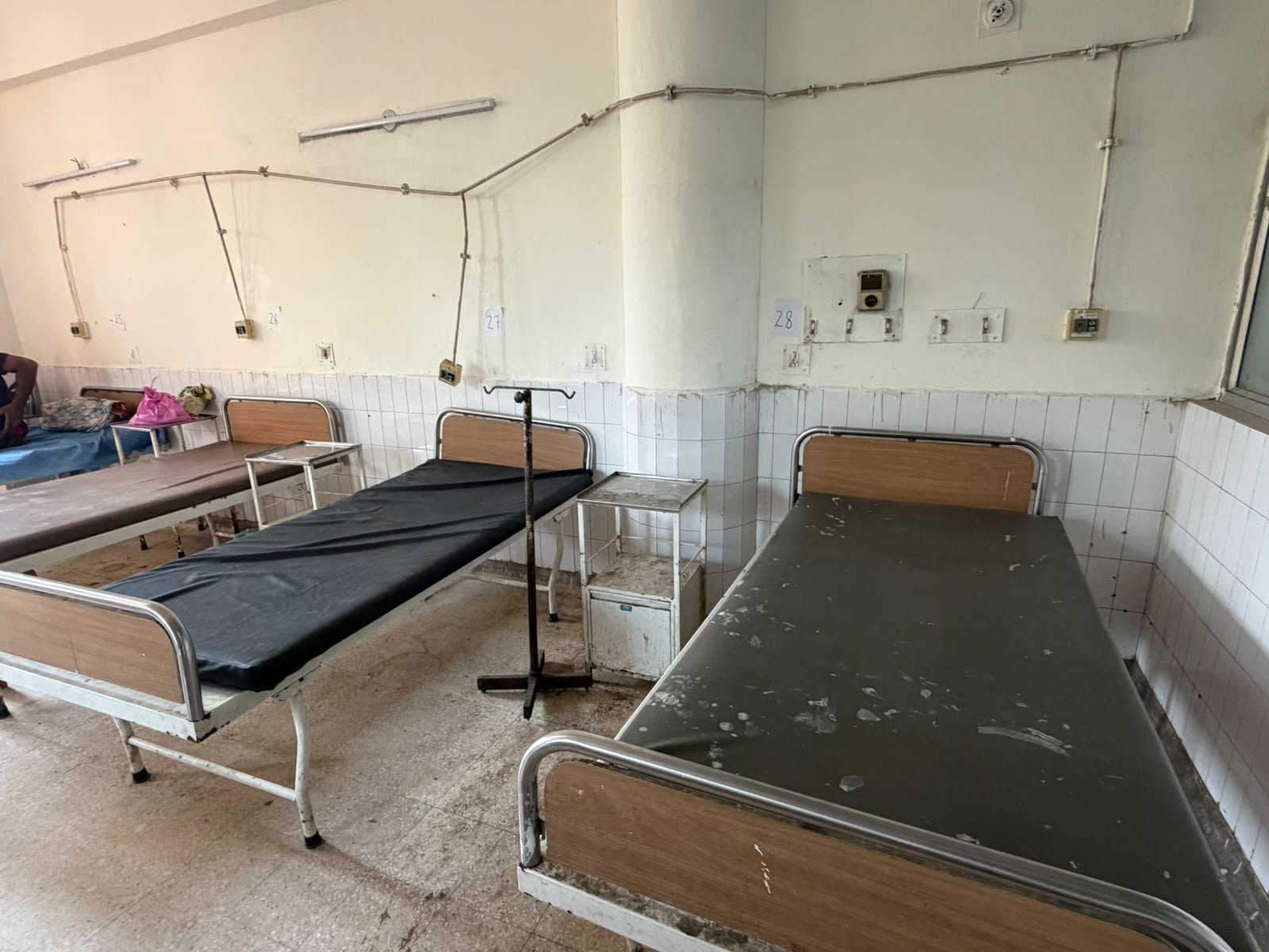 सिविल अस्पताल के जच्चा-बच्चा वार्ड में गंदगी और फंगस, कांग्रेस नेताओं ने उठाए सवाल