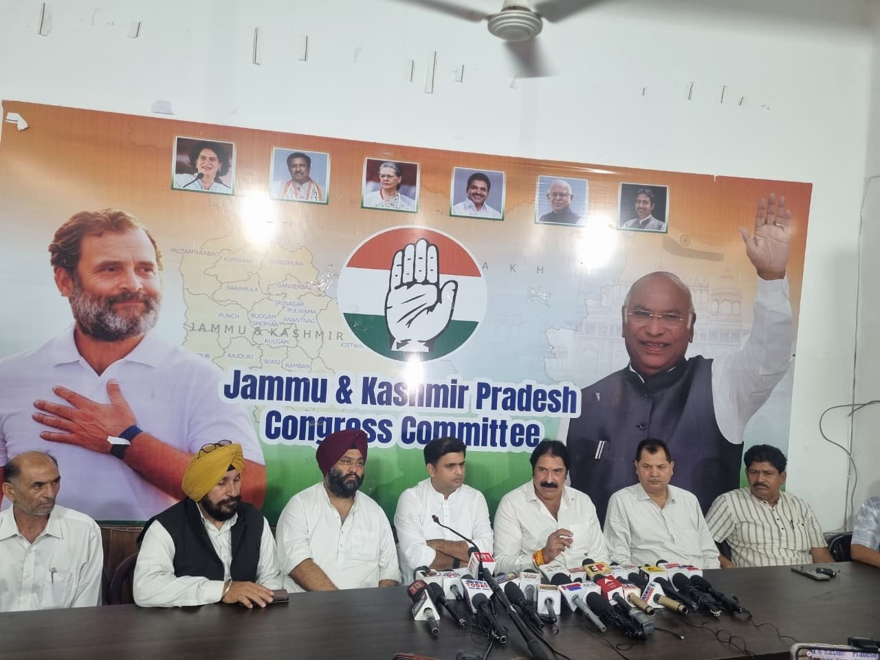 INDIA ब्लॉक के नेताओं ने चुनावी गड़बड़ियों और ‘वोट चोरी’ को लेकर की CEC ज्ञानेश कुमार के इस्तीफ़े की मांग