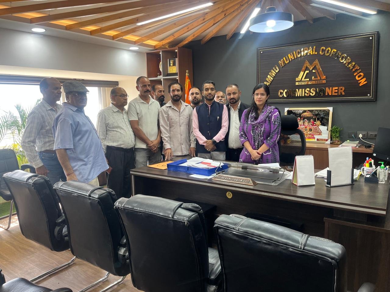 मियां डिडो जामवाल की प्रतिमा की सुरक्षा को लेकर एकजुट जम्मू ने JMC कमिश्नर को सौंपा ज्ञापन, CCTV और मरम्मत की मांग