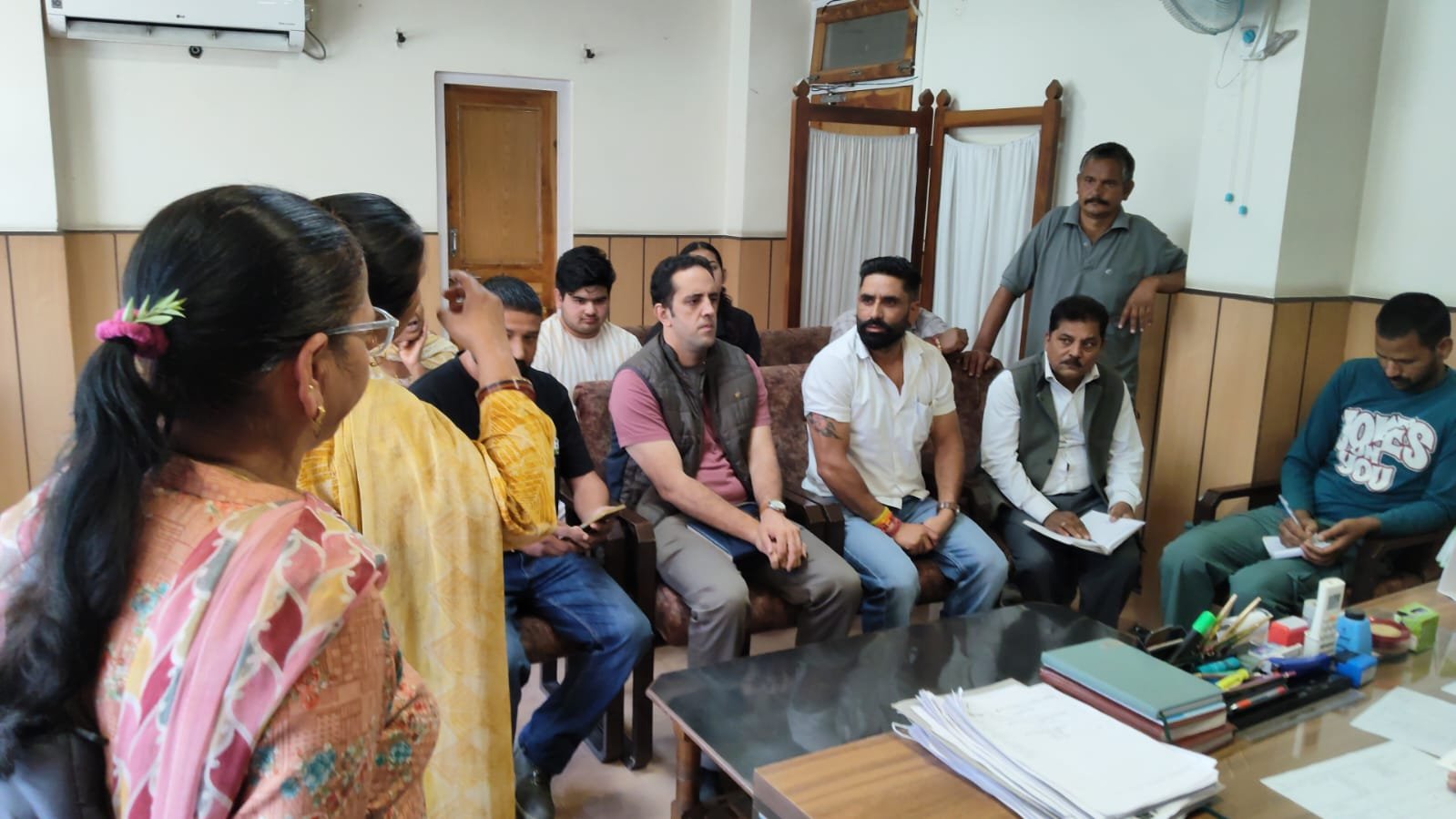 कुल्लू के थासीब्रा गांव में पेयजल संकट, ग्रामीणों ने जल शक्ति विभाग से लगाई गुहार, जल्द समाधान का आश्वासन
