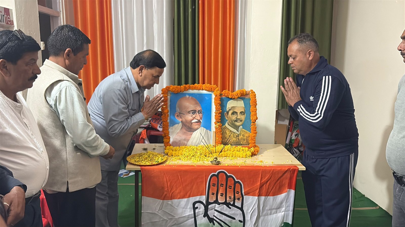 कुल्लू में कांग्रेस कार्यकर्ताओं ने मनाई गांधी जयंती, तस्वीर पर पुष्प अर्पित कर दी श्रद्धांजलि