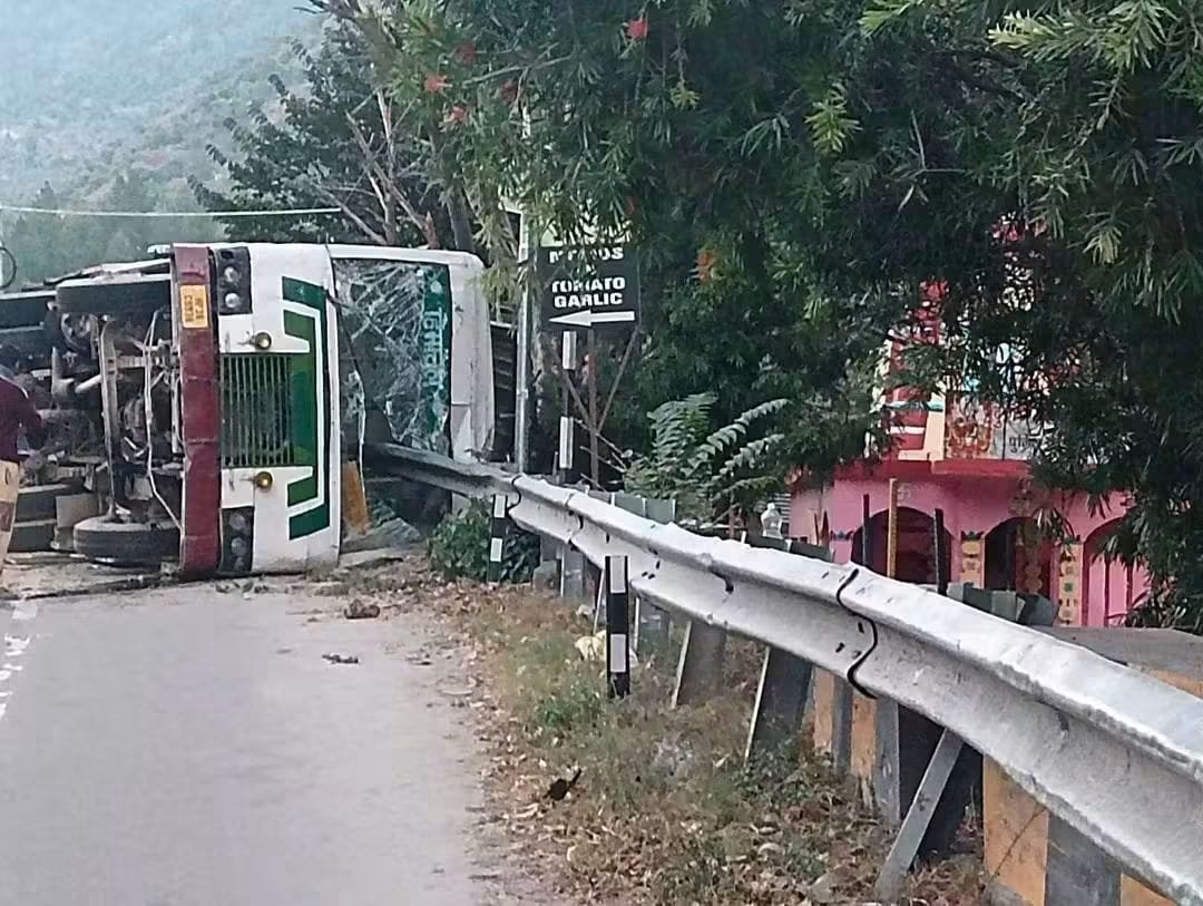 बाशिंग में सड़क किनारे पलटी HRTC की बस, 6 लोग घायल