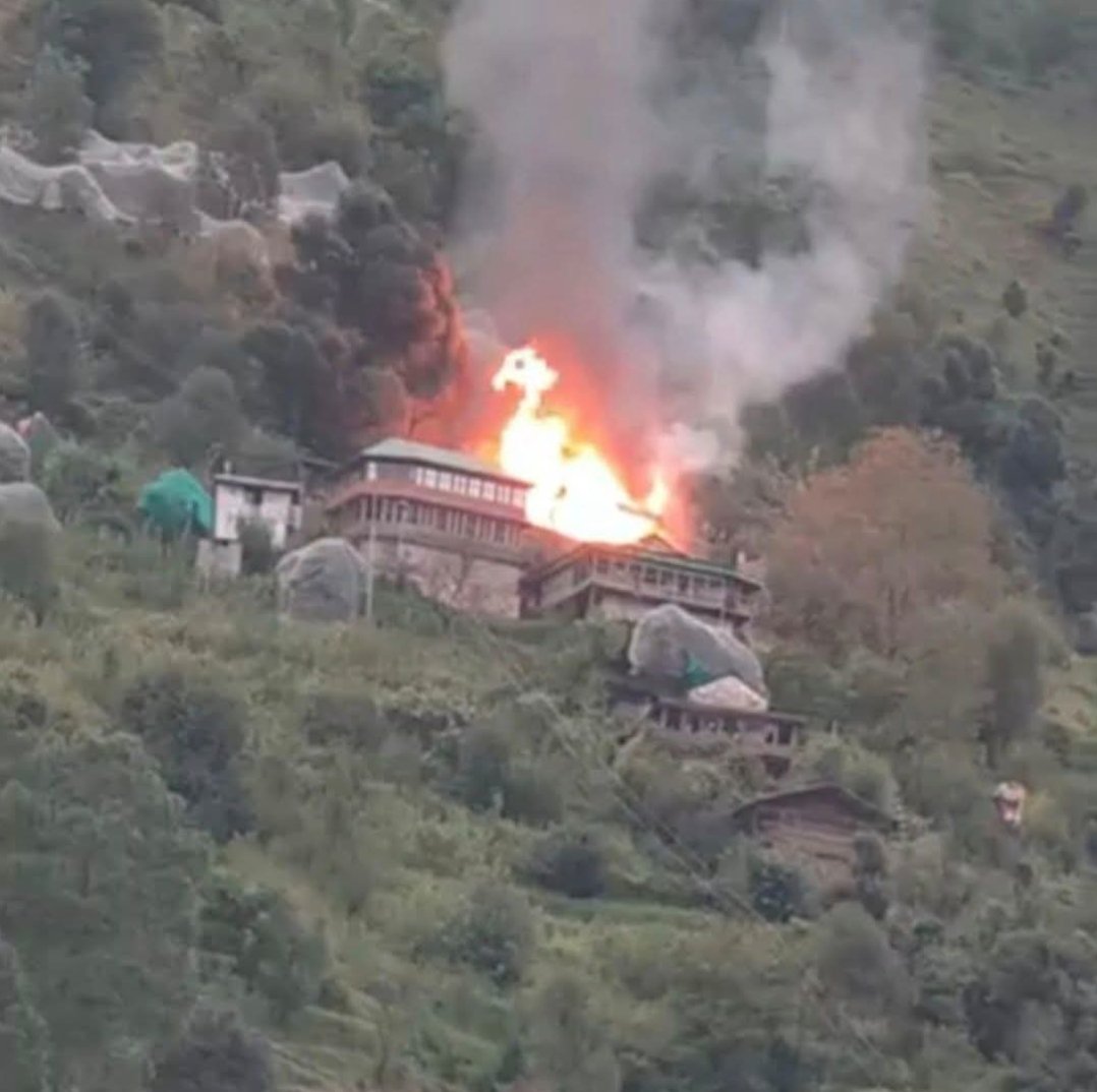 धारागाड़ गांव में आग से मकान जलकर राख, मौके पर पहुंची प्रशासन की टीम