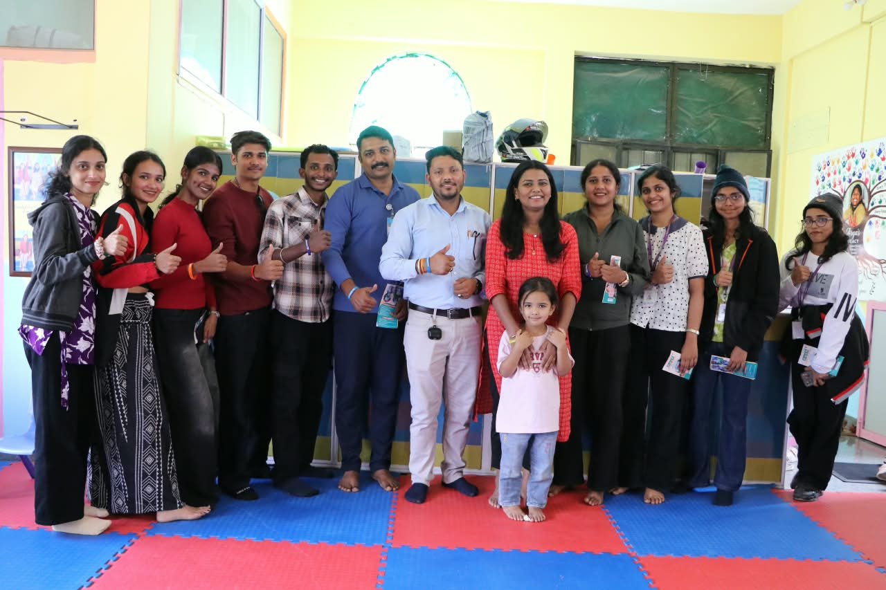 सामाजिक कार्य के विद्यार्थियों ने किया आश बाल विकास केंद्र का शैक्षणिक भ्रमण