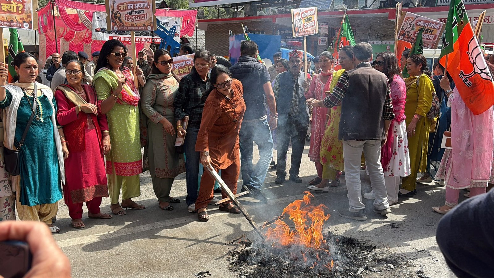 कुल्लू में बीजेपी महिला मोर्चा ने फूंका मणिपुर सांसद का पुतला, कहा- कांग्रेस कर रही महिला अधिकारों का उत्पीड़न