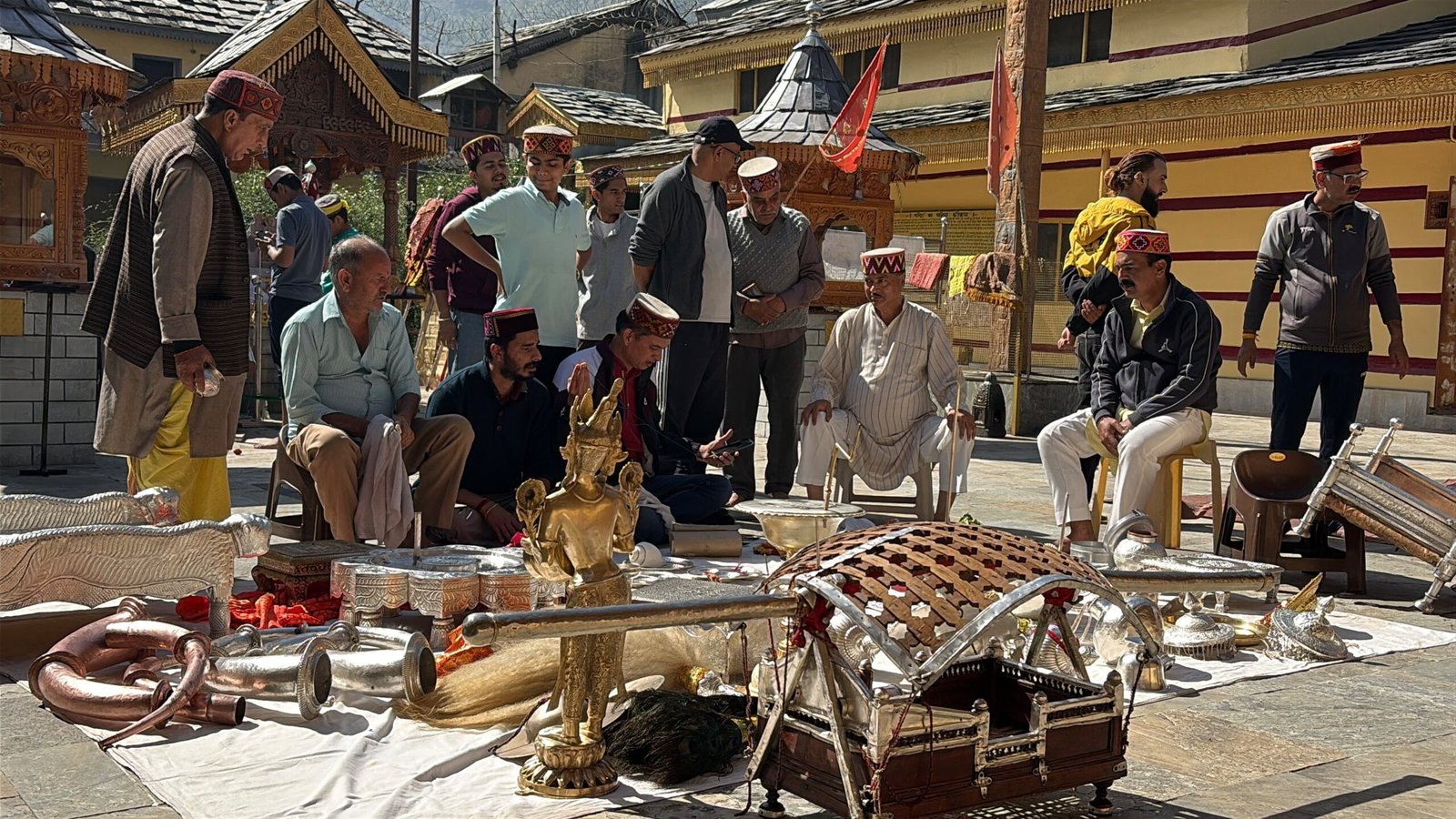 कुल्लू: नवमी पर निभाई गई भगवान रघुनाथ के आभूषणों की सफाई की सदियों पुरानी परंपरा