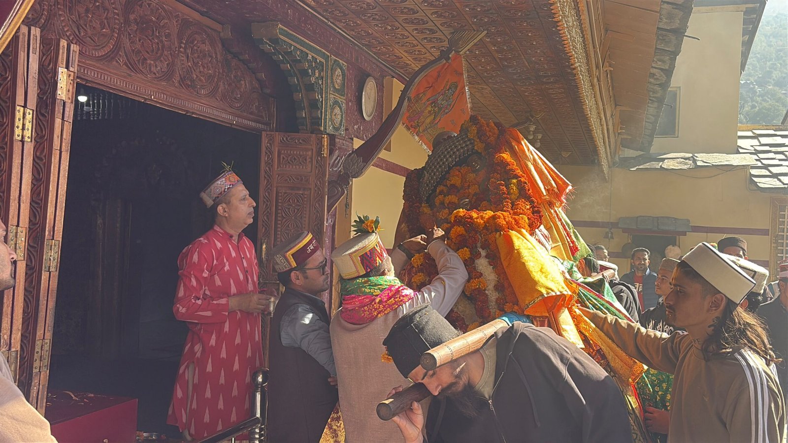 Kullu Dussehra: भगवान रघुनाथ मंदिर पहुंच रहे देवी-देवता, माता हिडिम्बा के आगमन के बाद शुरू होगा कुल्लू दशहरा