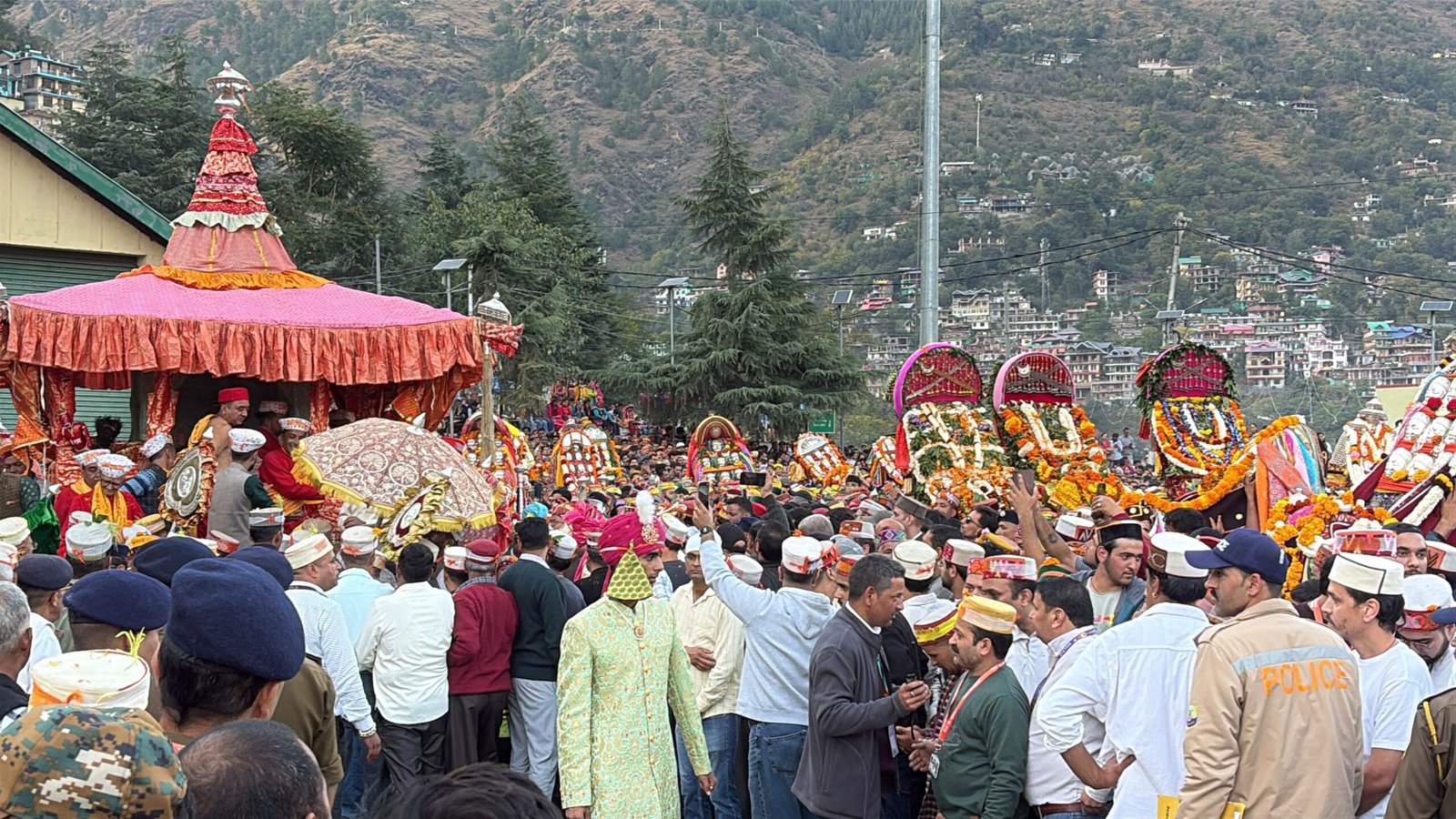 भगवान रघुनाथ की भव्य रथयात्रा से शुरू हुआ 7 दिवसीय अंतरराष्ट्रीय दशहरा उत्सव, राज्यपाल कविंद्र गुप्ता ने भी की शिरकत