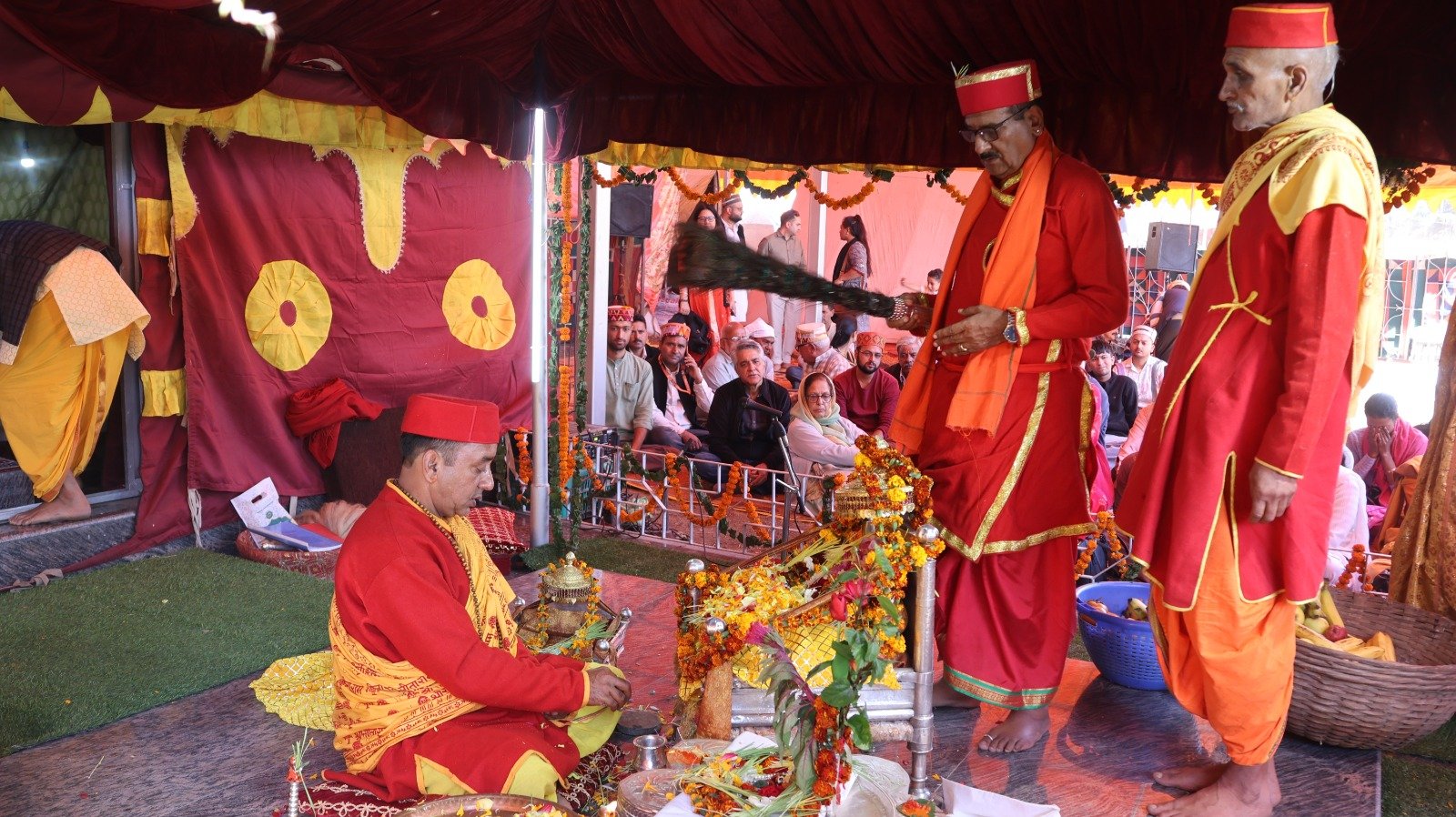 कुल्लू दशहरा: सात रंगों में सजे रघुनाथ जी, दर्शनों को उमड़े श्रद्धालु