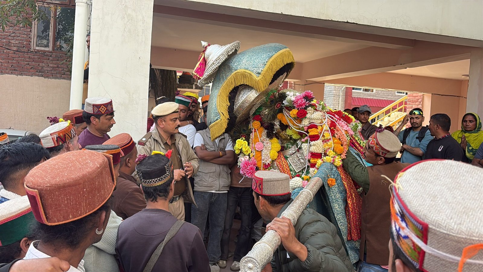 भक्त की मदद के लिए थाने पहुंचे थे देवता अजयपाल