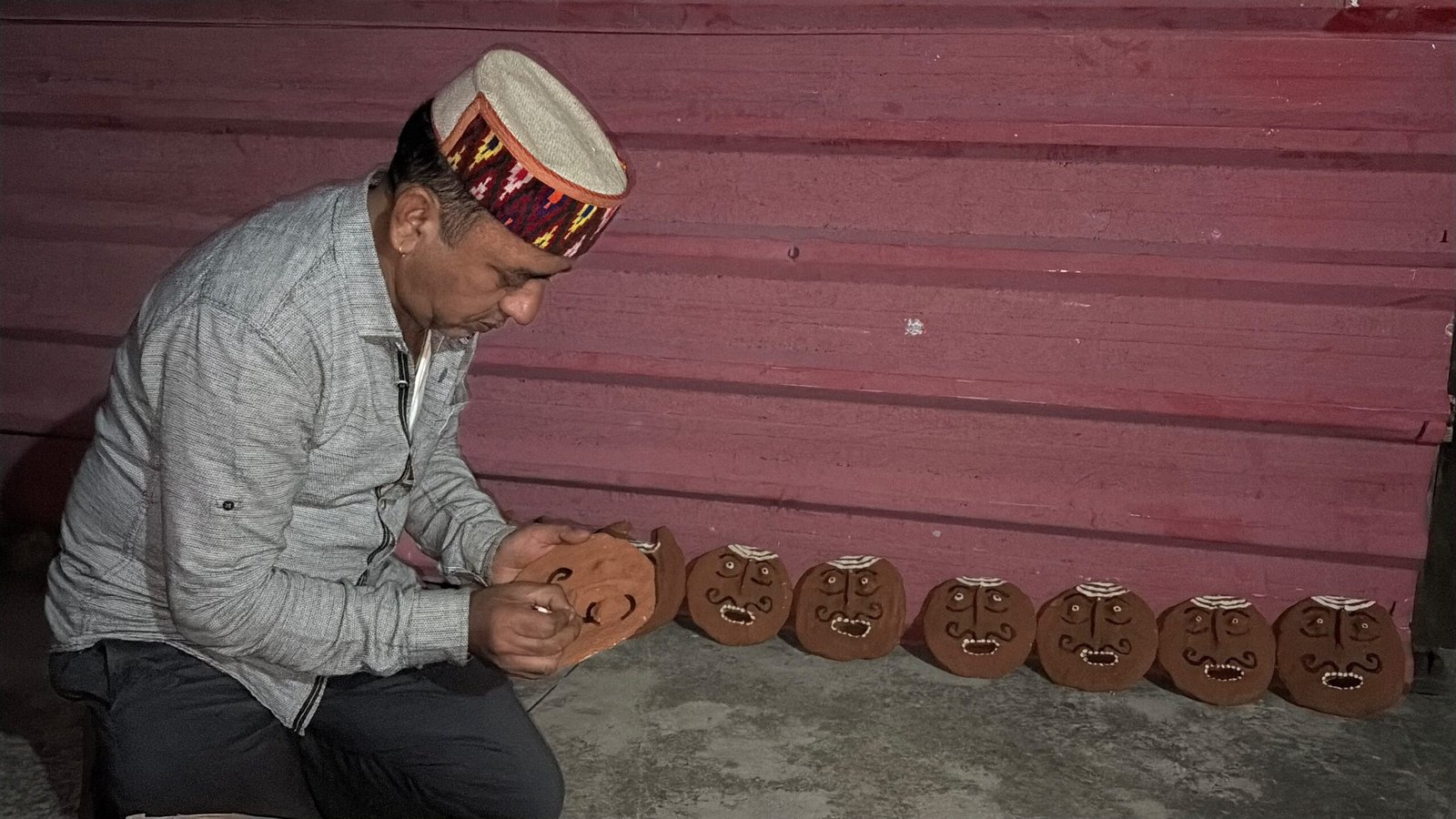 गोबर-मिट्टी के मुखौटे, झाड़ियों में आग; कुल्लू में ऐसे होता है लंका दहन